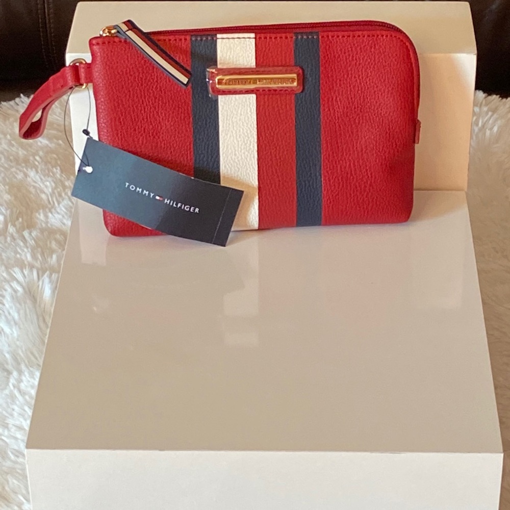 NWT Tommy Hilfiger Pebble Wristlet